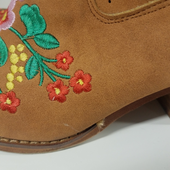 Floral Embriodered Tan Cowboy Boots - Picture 6 of 14